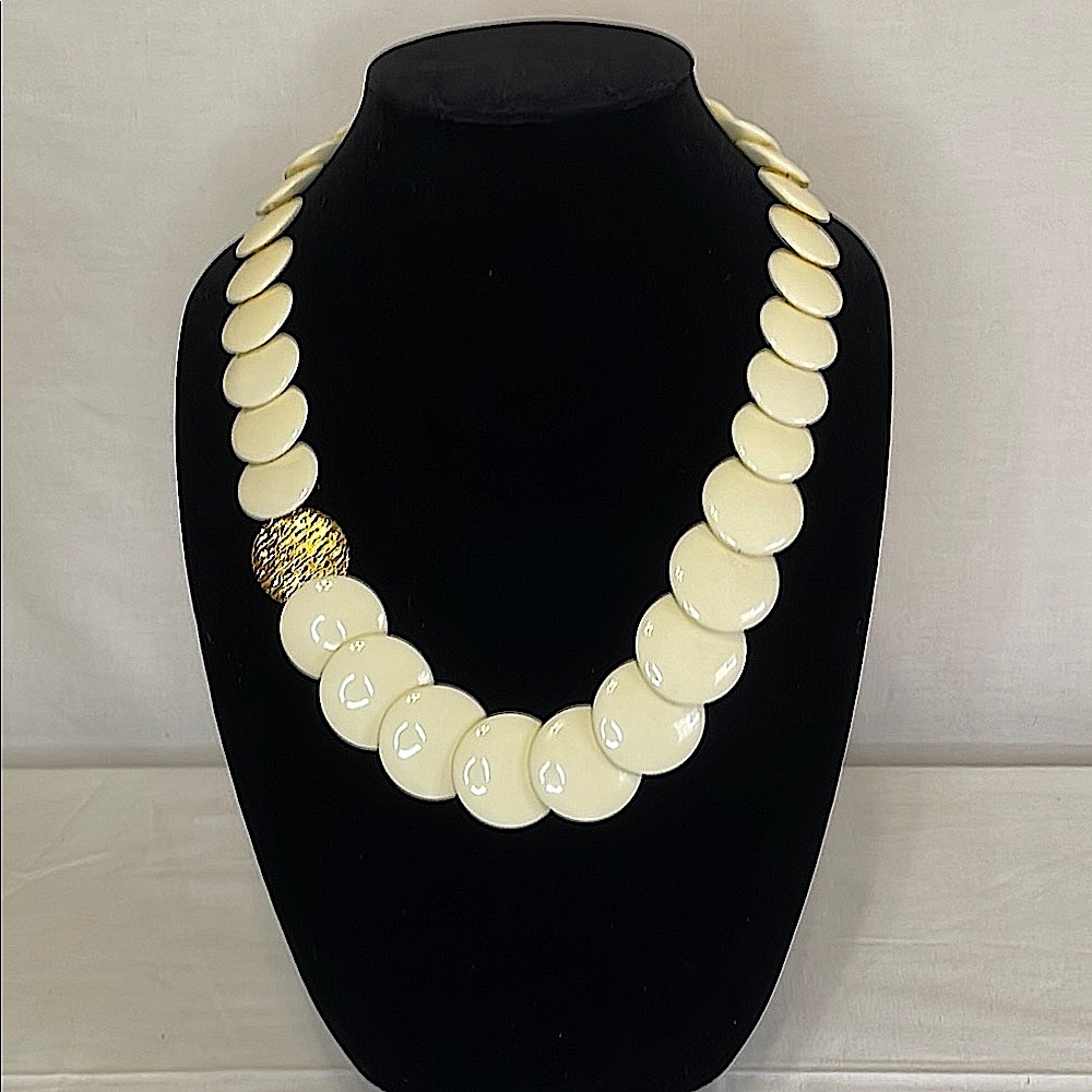 Elegant Graduated Disk Cream and Gold Necklace